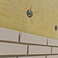 Reibungsausschluss - Weiße Klinker-Ziegel-Fassade mit Isolierung - Stock-Fotografie