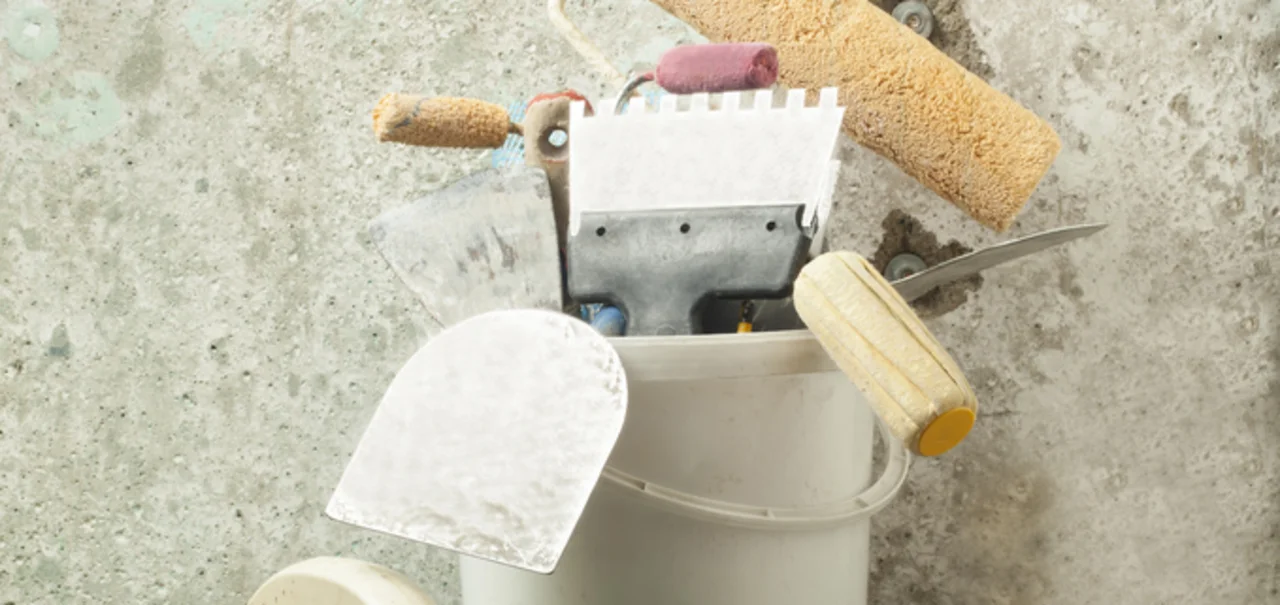 Tapetenzubehör - Kunststoff-Eimer mit Bau-Tools. Renovierung-Konzept. - Stock-Fotografie
