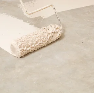 Verfestigt die oberen Estrichrandzonen - Rolling Epoxid- Farbe auf Beton Etage - Stock-Fotografie