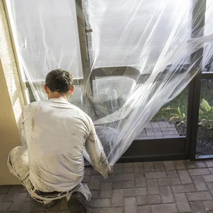 Abdeckfolien - Series:Hispanic house painter prepping home for painting - Stock-Fotografie