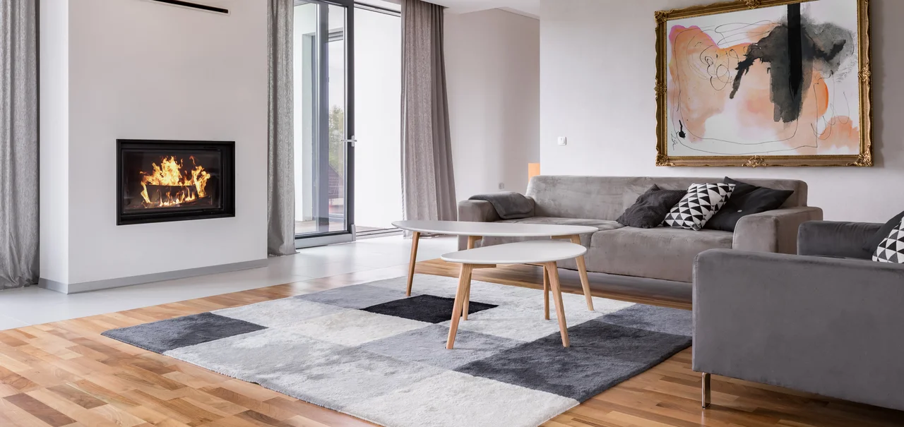 Bodenbeläge - Wohnzimmer mit Kamin - Stock-Fotografie