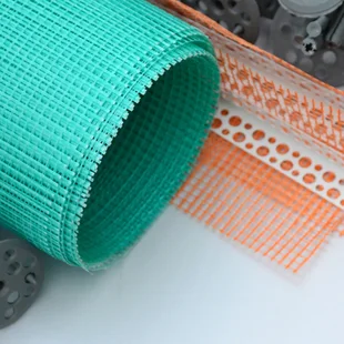 Armierungsgewebe - Eine Reihe von Bauteilen für die Dämmung von Wänden. Plastikdübel, eine Gitterrolle für die Dämmung von Fassaden und ein Eckprofil mit Gitter liegen auf der Schaumpolystyrol-Oberfläche - Stock-Fotografie